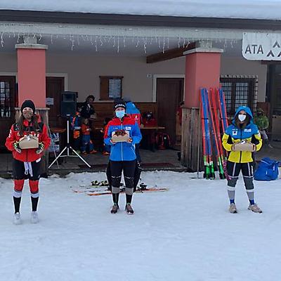 podio_F_Slalom_FIS-NJR_Artesina_22_12_2020